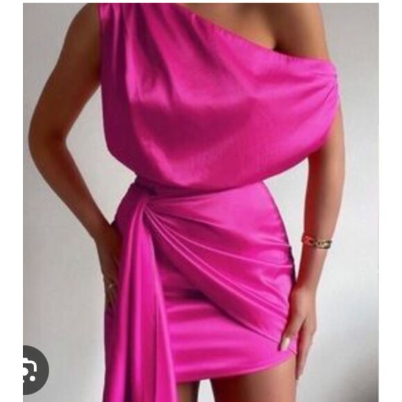 Runway the Label Charisma Magenta One Shoulder Mini dress Size 6 - Picture 1 of 6